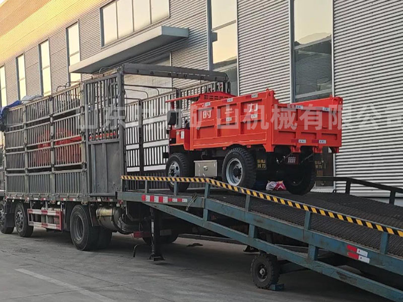 載重4噸電動四輪自卸車發(fā)往河南